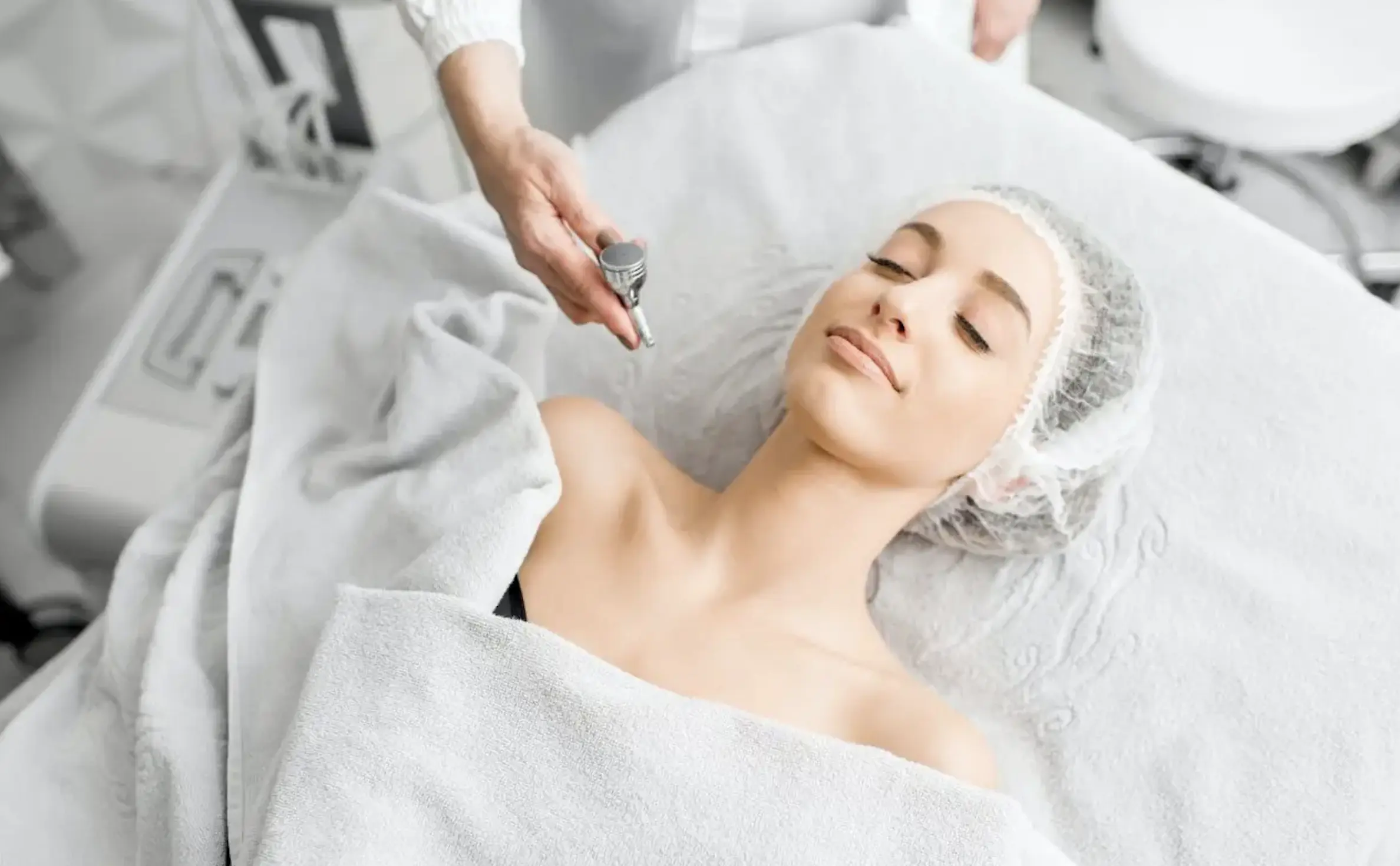 Edirne güzellik salonunda uzman tarafından yapılan cihazlı profesyonel cilt bakımı uygulaması